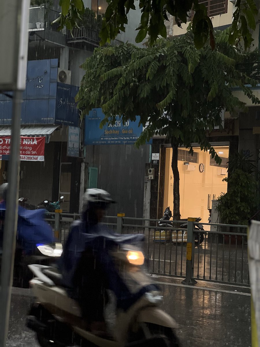 binnad1808's tweet photo. mưa gió cở này mà có người úm thì đã thiệc á chớ 😌 https://t.co/gcmoxYRNE7