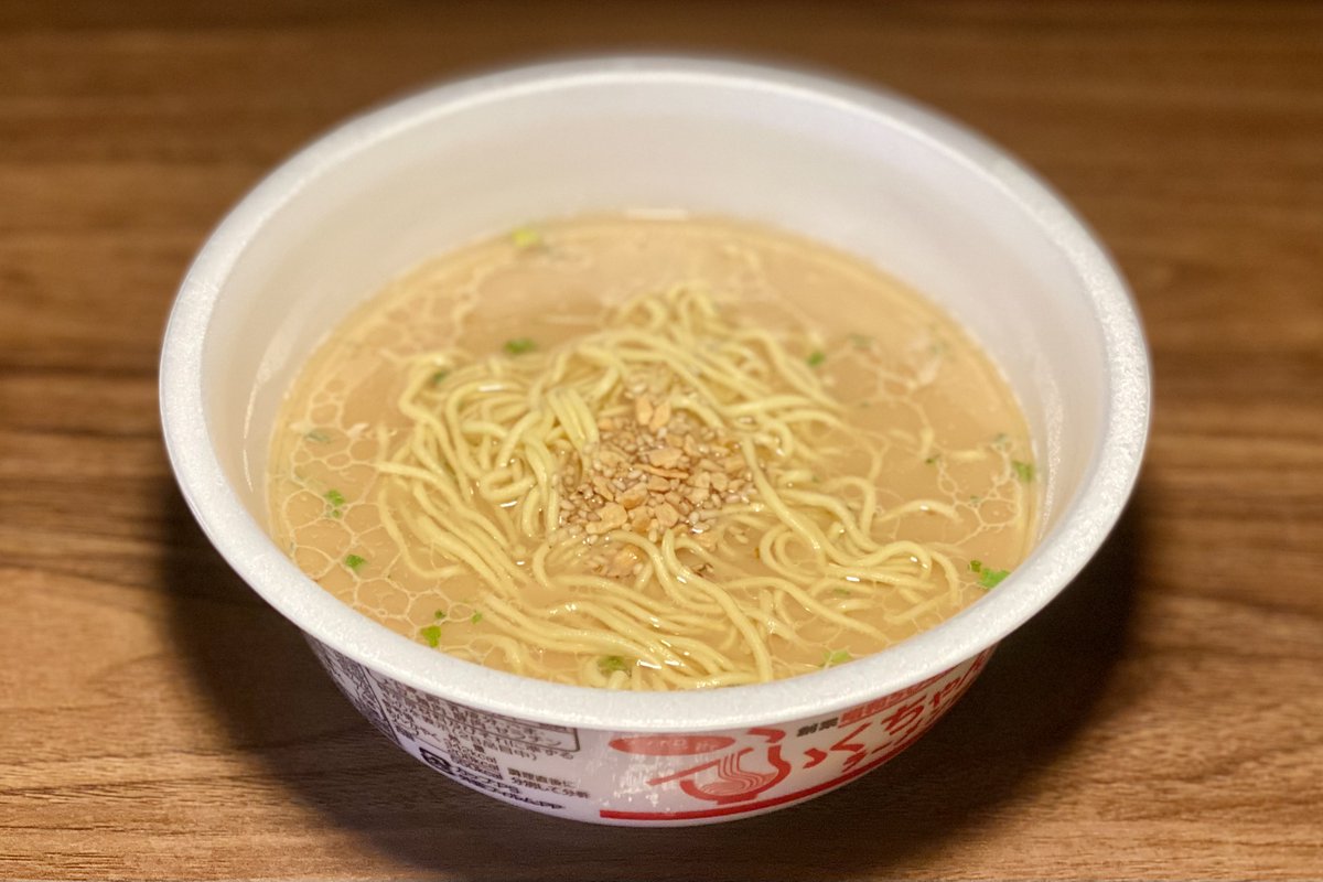 honjitsunoippai's tweet photo. ファミマのこれ “骨密度„ 高すぎるだろ。

ふくちゃんラーメンの店主も認めたファミマルの一杯。税込320円だから格安ではないけどスープのヤンチャな香りと豚骨の荒々しさが遠慮ない。

あまりの濃度にあとのせかやく入れ忘れそうになったw

ファミマのかけシリーズほんとガチすぎて好き。 https://t.co/YvTsNdBqdt