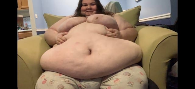 HellaLayzee's tweet photo. I'll never forget that Roz tried to convince someone to pretend they were the one performing with her in an adult video bc her ex dumped her #Qlr #quirkyloverosee #gorlworld #bbw #feedee #stuffer #gainer #dangerouslyobese #fatspo #bopo #haes #deathfat #foodiebeauty https://t.co/N2STClf8gj
