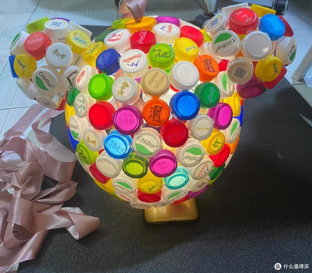 JulietteHa1k's tweet photo. DIY fácil: marco de fotos con tapones de botella, ideal para decorar tu habitación! Materiales: tapones, pegamento y una base de cartón.， https://t.co/4GZbRMoVQ3