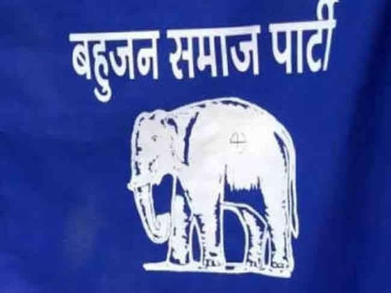 s_khan_BSP's tweet photo. उत्तर प्रदेश की राजनीति और राज्यसभा के इतिहास का जब निष्पक्ष और आंकड़ों के साथ विश्लेषण किया जाता है, तो यह स्पष्ट होता है कि बहुजन समाज पार्टी ही एकमात्र ऐसा दल रहा है, जिसने अपनी सत्ता और सांगठनिक मजबूती के दौरान बहुजन समाज (अनुसूचित जाति, अनुसूचित जनजाति, पिछड़ा वर्ग और अल्पसंख्यक) के नेताओं को बिना किसी आरक्षण के बावजूद 'सामान्य सीटों' से बड़ी संख्या में राज्यसभा भेजा।

 राज्यसभा में 'बहुजन भागीदारी' का सच  आंकड़ों के साथ ऐतिहासिक विवरण
भारत में राज्यसभा  के चुनाव के लिए संविधान में अनुसूचित जाति (SC) या अनुसूचित जनजाति (ST) के लिए अलग से कोई सीट आरक्षित नहीं होती है।
 राज्यसभा की सभी सीटें तकनीकी रूप से सामान्य होती हैं। इसके बावजूद बहुजन समाज पार्टी ने बहुजन समाज के नेताओं को उच्च सदन में सर्वोच्च प्राथमिकता दी।

बहुजन समाज पार्टी ने अपने शासनकाल (विशेष रूप से 2007-2012) और उसके बाद भी अपने विधायक बल के आधार पर जिन प्रमुख बहुजन और अल्पसंख्यक नेताओं को राज्यसभा भेजा, उनका पूर्ण विवरण नीचे दिया गया है:

मान्यवर श्री कांशीराम जी  (SC) | 1996  बहुजन आंदोलन के संस्थापक; बसपा के नीति-निर्माता के रूप में उच्च सदन पहुँचे। 

वीर सिंह (SC)  2002, 2008, 2014 | बसपा के वरिष्ठ संगठनात्मक नेता; लगातार 3 बार (18 वर्षों तक) राज्यसभा सांसद रहे। 

मुनकाद अली मुस्लिम  2006, 2012 बसपा के प्रमुख मुस्लिम चेहरा; 2 बार (12 वर्षों तक) राज्यसभा सांसद बनाकर भेजा गया। 

 राजाराम (SC)  2008, 2014 | बसपा के राष्ट्रीय उपाध्यक्ष और प्रमुख संगठनात्मक रणनीतिकार; 2 बार राज्यसभा भेजे गए। 

अवतार सिंह करीमपुरी   (SC)  2008 | बसपा के पंजाब व यूपी संगठन के वरिष्ठ नेता; 2008 से 2014 तक राज्यसभा सदस्य रहे। 

अम्बेश राजन  अनुसूचित जाति (SC)  2009  बसपा द्वारा 2009 के उपचुनाव में राज्यसभा भेजकर उच्च सदन में दलित प्रतिनिधित्व बढ़ाया गया। 

जुगल किशोर  (SC) | 2010 | बसपा के पूर्व प्रदेश प्रभारी; 2010 से 2016 तक उच्च सदन में प्रतिनिधि रहे। 

रामजी गौतम  अनुसूचित जाति (SC)  2020  बसपा के राष्ट्रीय उपाध्यक्ष; 2020 में विपरीत परिस्थितियों के बावजूद बसपा ने उन्हें राज्यसभा भेजा 

बसपा ने अपनी सरकार के दौरान राज्यसभा की अनारक्षित सीटों का उपयोग उद्योगपतियों या धनबल के बजाय समाज के शोषित, दलित और मुस्लिम नेताओं को नीति-निर्माण की सबसे बड़ी जगह पहुँचाने के लिए किया।

समाजवादी पार्टी अक्सर 'PDA' (पिछड़ा, दलित, अल्पसंख्यक) के अधिकार की बात करती है, लेकिन राज्यसभा के लिए उम्मीदवारों के चयन के इतिहास को देखें तो सपा ने उच्च सदन में अक्सर अपने परिवार के सदस्यों, उद्योगपतियों, वैश्य समुदाय और विशिष्ट हस्तियों को प्राथमिकता दी है

   अन्य दल केवल चुनावी भाषणों में सामाजिक न्याय का नारा देते हैं, लेकिन जब राज्यसभा जैसी प्रतिष्ठित जगह पर बिना आरक्षण के प्रतिनिधि भेजने की बात आती है, तो बहुजन समाज पार्टी का रिकॉर्ड सबसे प्रामाणिक और मजबूत सिद्ध होता है।भागीदारी ही असली सामाजिक न्याय है और राज्यसभा के आंकड़े इस बात की गवाही देते हैं।
@Mayawati
@PalVishwnathbsp
@ramjigautambsp 
@BBCHindi