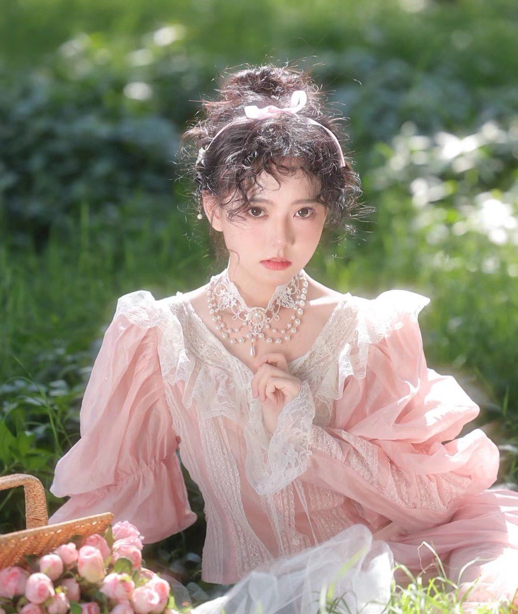 drex_vn57166's tweet photo. My daily vibe: a soft tea dress with a delicate lace hem, lips stained with berry tint, walking past a cozy book shop, where the neighbor waves from the doorway, rain making the pavement glisten.， https://t.co/5qU3aYW4yW