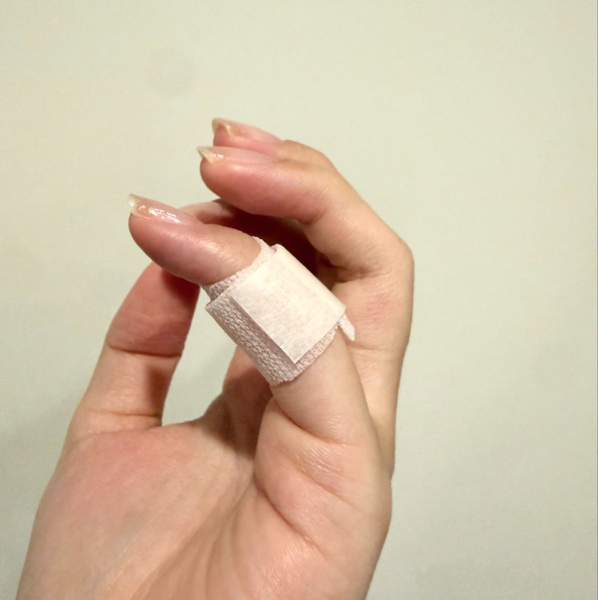 garigari_mezas's tweet photo. バズってる小指に湿布を貼ると爆睡できるってライフハック、「本当か…？」と思いながら試したらとんでもないスピードで入眠できて熟睡。
不眠気味の夫も試したらめちゃくちゃよく寝れたみたいで翌朝「身体が軽い！」ってめちゃくちゃ喜んでた
※マステは一周巻いたほうが外れにくいです https://t.co/B45cVwDomg