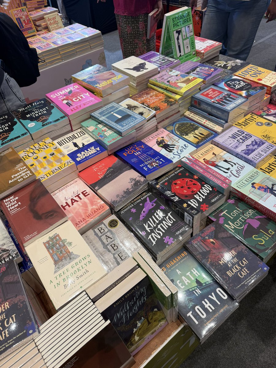 lylouddd's tweet photo. beli langsung 11 buku di iibf si parah ya kak😭 https://t.co/H1gmYDJf0g