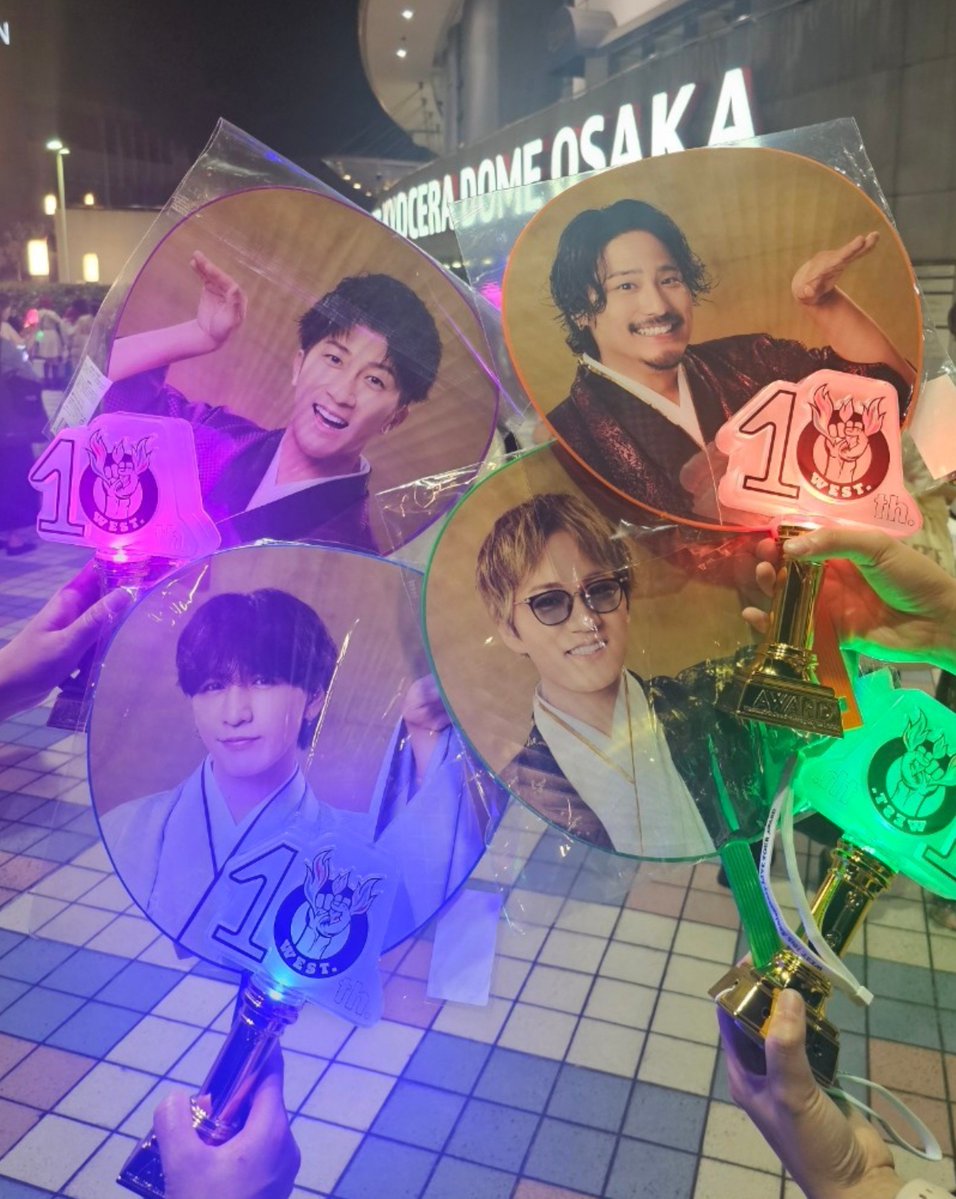 JTxWHxSF's tweet photo. WESTꓸのお陰で色んな人と出会えた事や
その出会えた人達と沢山��タ活出来た事……
友達と10周年のLIVEに参戦出来た事が一番の思い出。
FCに入って約6年間だったけど沢山の幸せを貰えた。
ありがとう、WESTꓸ ありがとう、ジャス民

これからも7人とジャス民に幸あれ🌈

 #WESTꓸ 🌈
 #アリガトWESTꓸ https://t.co/C3I8uSnU7v