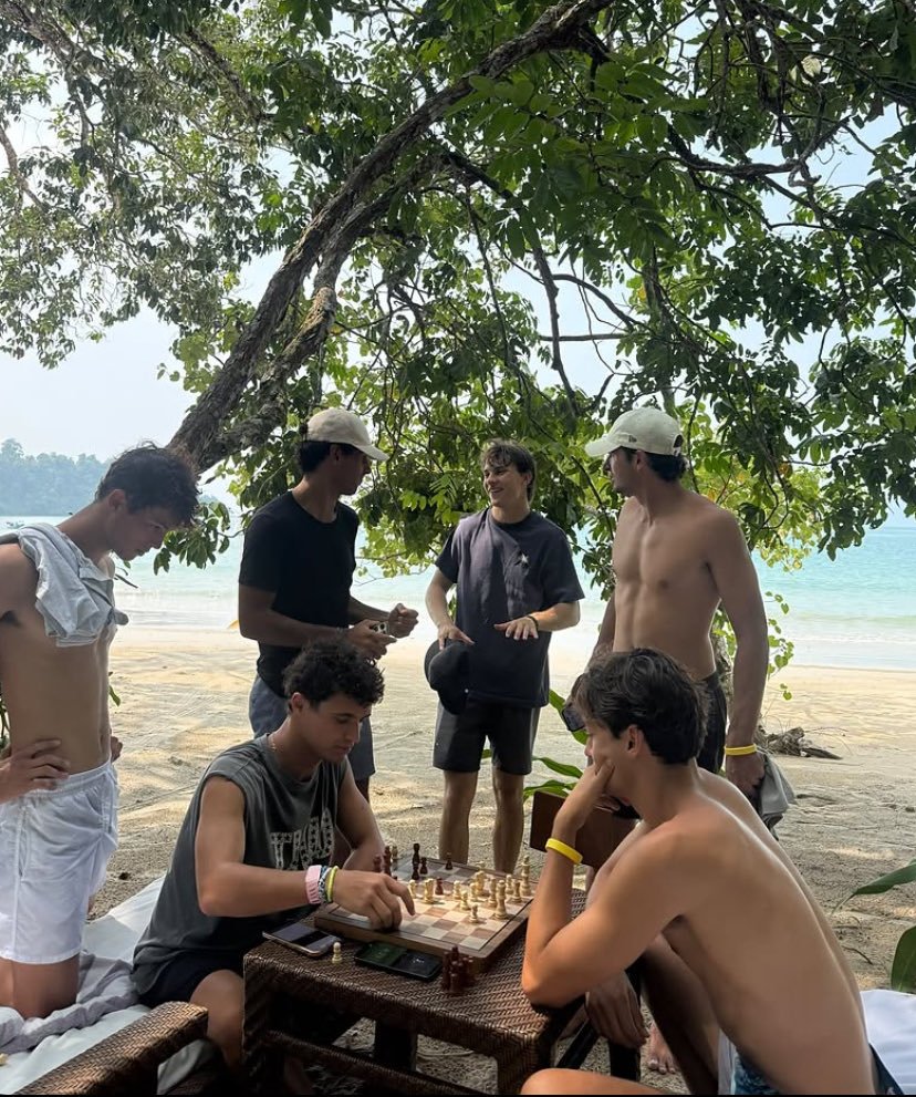 haollywood's tweet photo. lu paham gasi gw beneran se iri itu anjir kebelet mau join sirkel mereka 😭😭 indahnya f1 tanpa pressure race dan keributan 😭😭 https://t.co/SQ2Q7azMJX