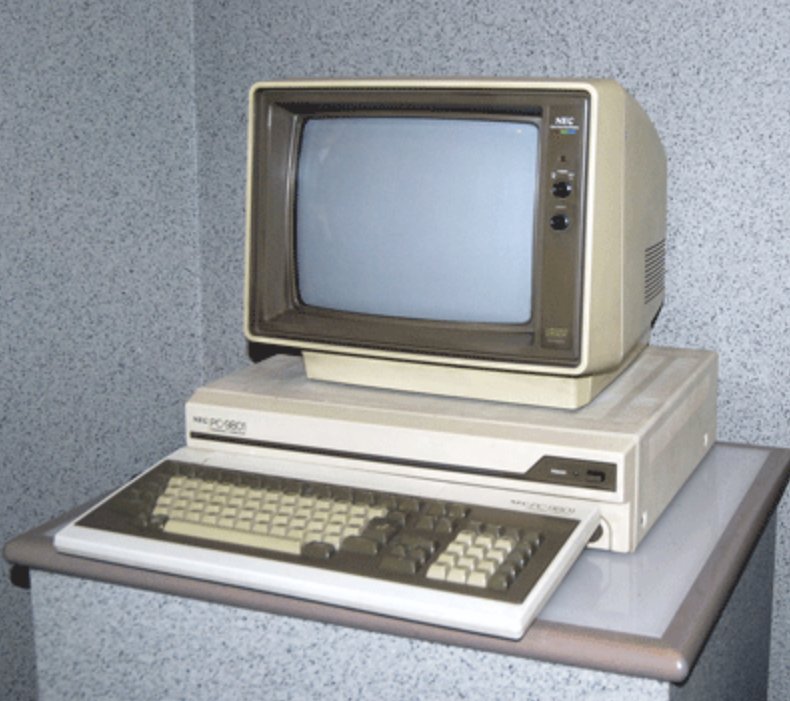 magnasna's tweet photo. これが初代「PC-9801」
2代目「PC-9801F1・F2」
3代目「PC-9801E」
4代目「PC-9801F3」
5代目「PC-9801M2」
6代目「PC-9801M3」

待ってください！9801M2があるのに
どうして9801M1が無いんですか！

ワシも昔から不思議だった
本体にはMとしか書いてないのに
チラシ広告ではM2として売ってた https://t.co/HI3Fa1p89a