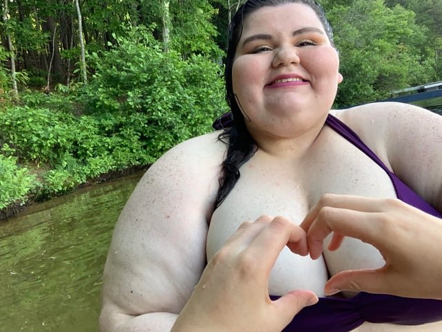 HellaLayzee's tweet photo. I'll never forget that Roz tried to convince someone to pretend they were the one performing with her in an adult video bc her ex dumped her #Qlr #quirkyloverosee #gorlworld #bbw #feedee #stuffer #gainer #dangerouslyobese #fatspo #bopo #haes #deathfat #foodiebeauty https://t.co/N2STClf8gj