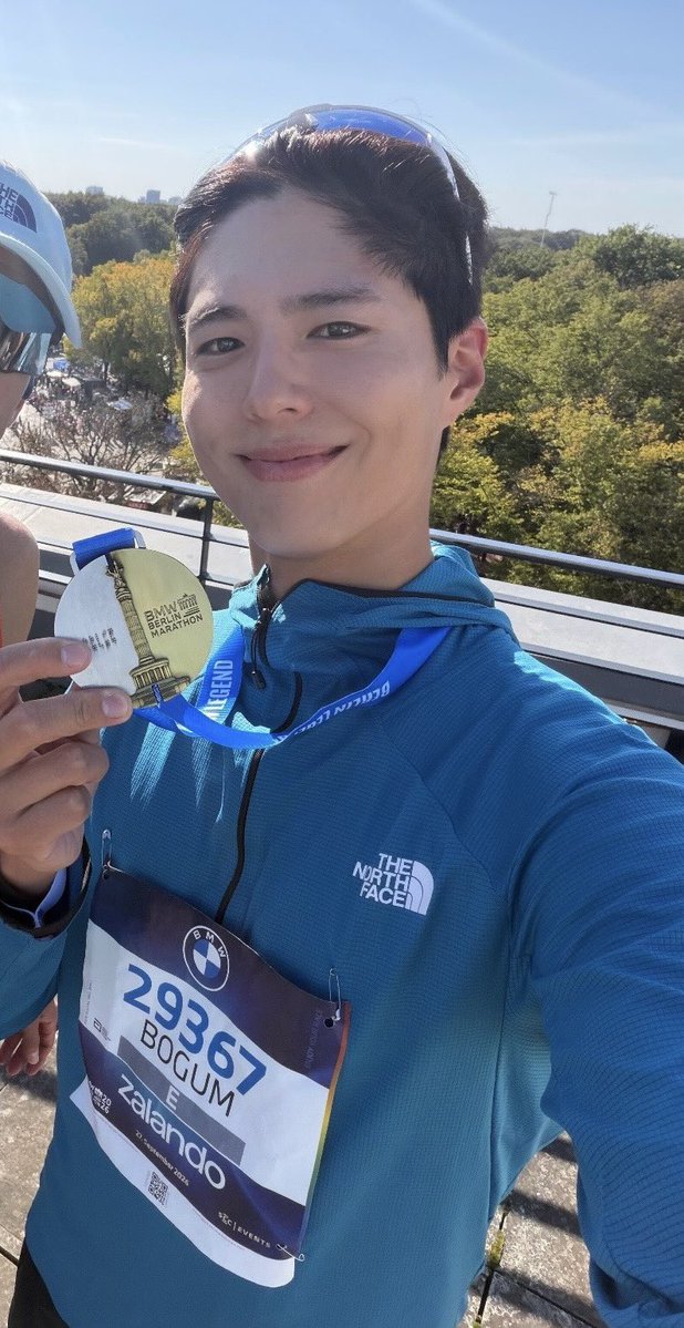 neungswa616's tweet photo. 3개월 정도 전에 내가 "보검아, 베를린 마라톤 뛰어볼래?"했을때 한참 촬영 중이어서
"선배님, 제가 할수 있을까요?" 하고 몇일 있다가 "선배님 저 한번 도전해볼게요!" 라고 했을때 너무 기특하고 좋었어^^

ㄴ박보검 진짜 하고 싶은 거 있으면 일단 해버리는 사람인게 너무 좋음.. https://t.co/aeF5VSanTk