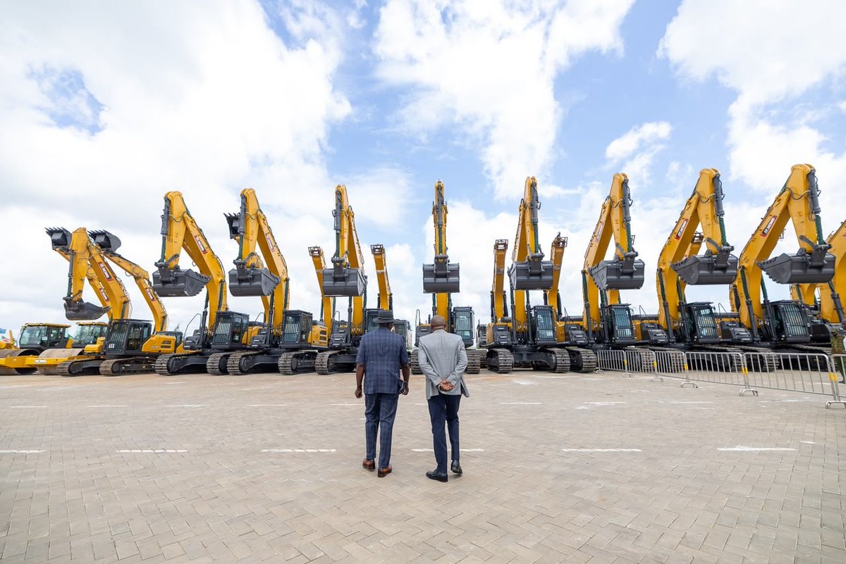WilliamsRuto's tweet photo. The magnitude of the machinery assembled in Lamu demonstrates the ambition of this KSh2.2 trillion investment, designed to process 700,000 barrels of crude oil a day and establish Lamu as a major energy and industrial hub for East Africa and beyond. https://t.co/z38hZlwGgT
