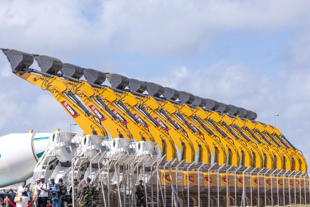 WilliamsRuto's tweet photo. The magnitude of the machinery assembled in Lamu demonstrates the ambition of this KSh2.2 trillion investment, designed to process 700,000 barrels of crude oil a day and establish Lamu as a major energy and industrial hub for East Africa and beyond. https://t.co/z38hZlwGgT
