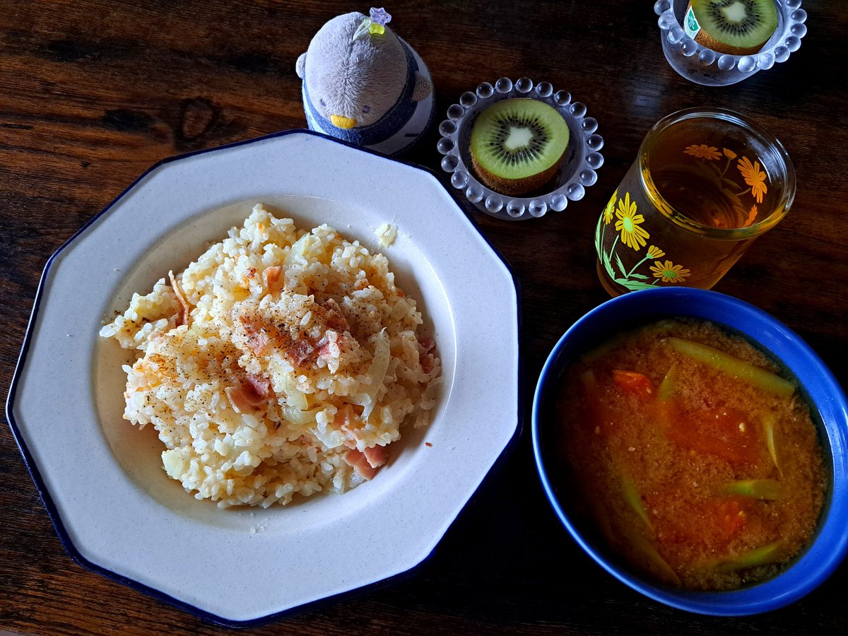 sakaten_aho's tweet photo. 🐥今日の晩飯🍴カルボナーラごはん、アスパラガスとトマトの味噌汁、キウイ😋 https://t.co/zih9evGotf
