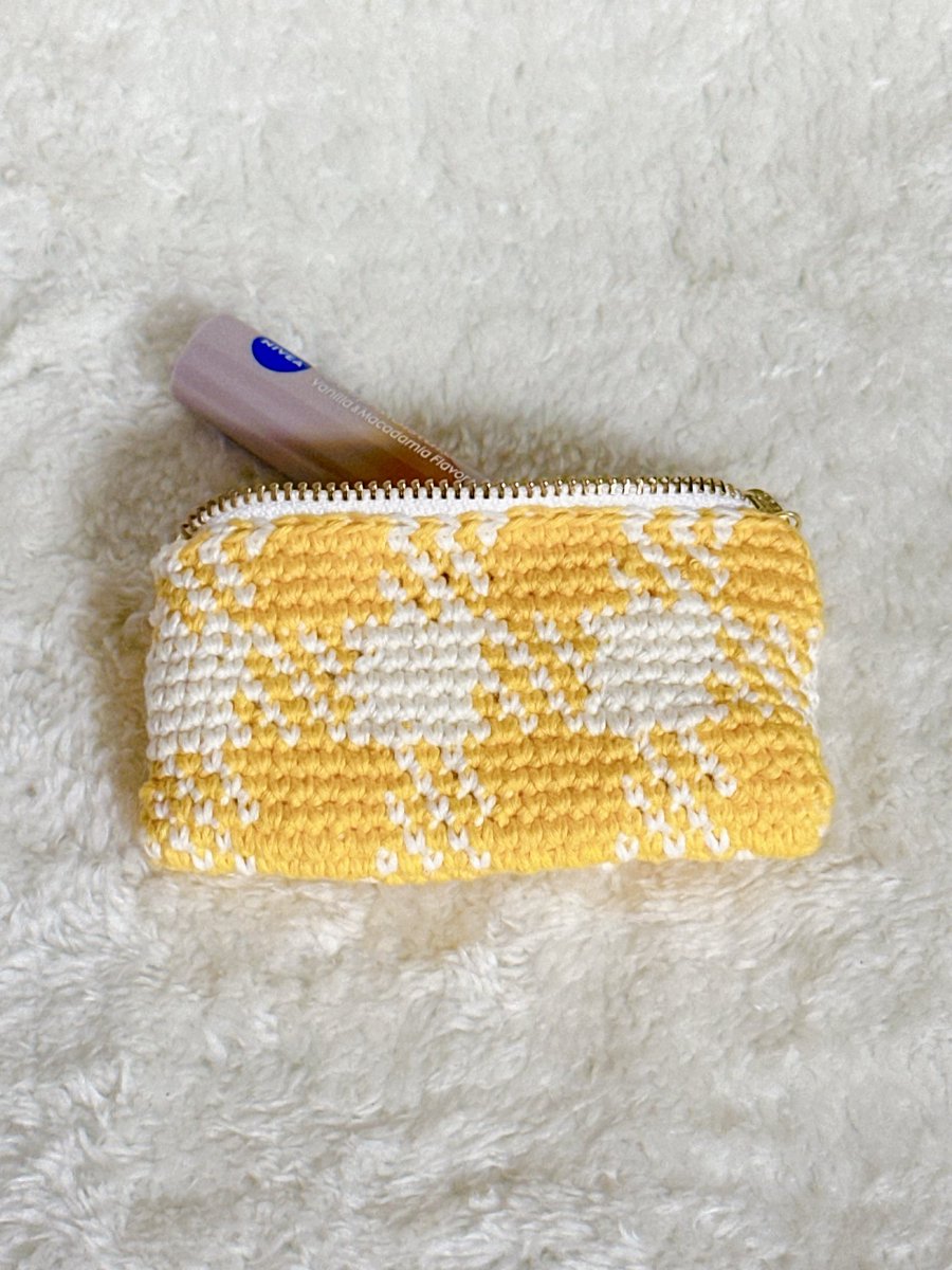 ponzuremonnn's tweet photo. チェック柄のポーチ💛
コインケースもぴったりサイズ

#ハンドメイド
#かぎ針編み好きさんと繋がりたい 
#かぎ針編み https://t.co/GnPwTkC60t