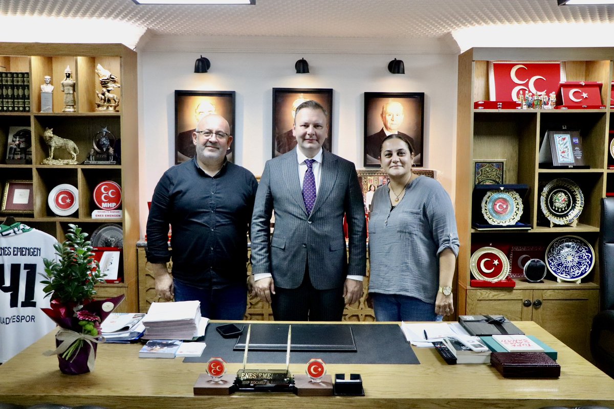 kocaelimhp41's tweet photo. İl Başkanımız Enes Emengen, Vildan ve Hakan Altuğ’u İl Başkanlığımızda ağırladı.

Nazik ziyaretleri dolayısıyla kendilerine teşekkür ediyoruz.

#MHP #KocaeliŞahlanıyor #YalnızDeğilsin https://t.co/dtNmKq7YML