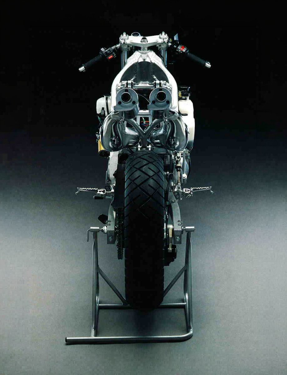 yamaha_bike's tweet photo. 大胆な後方排気レイアウトを採用し
唯一無二の存在となったTZR250（3MA）
￣￣￣￣￣￣￣￣￣￣￣￣￣￣￣￣
3MAで培われた技術やものづくり思想は、後継の3XV、そして後のYZF-R1へとどのように受け継がれたのか？ 
開発者たちの貴重な証言からその軌跡をたどります。
#さんまの日 https://t.co/1nbTxzJeDF