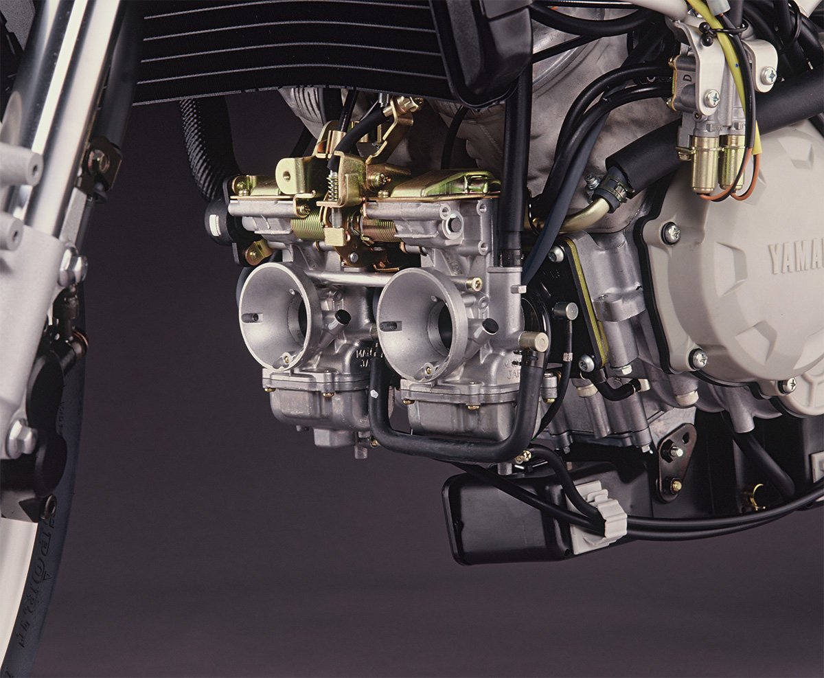 yamaha_bike's tweet photo. 大胆な後方排気レイアウトを採用し
唯一無二の存在となったTZR250（3MA）
￣￣￣￣￣￣￣￣￣￣￣￣￣￣￣￣
3MAで培われた技術やものづくり思想は、後継の3XV、そして後のYZF-R1へとどのように受け継がれたのか？ 
開発者たちの貴重な証言からその軌跡をたどります。
#さんまの日 https://t.co/1nbTxzJeDF