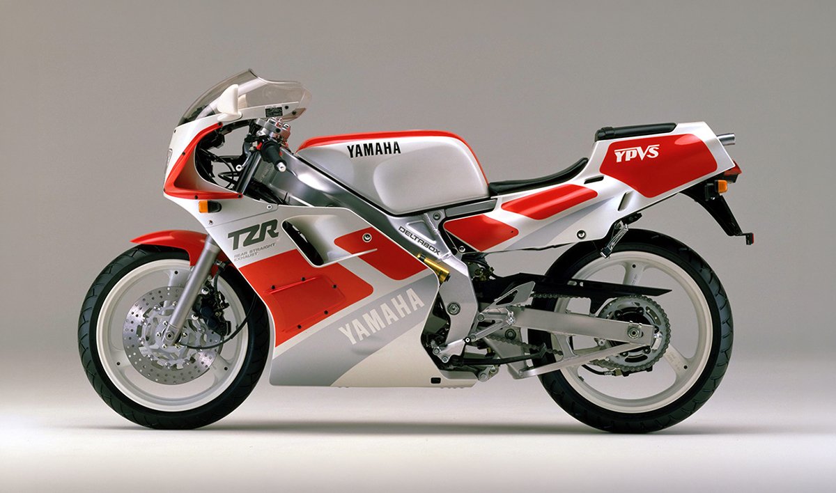 yamaha_bike's tweet photo. 大胆な後方排気レイアウトを採用し
唯一無二の存在となったTZR250（3MA）
￣￣￣￣￣￣￣￣￣￣￣￣￣￣￣￣
3MAで培われた技術やものづくり思想は、後継の3XV、そして後のYZF-R1へとどのように受け継がれたのか？ 
開発者たちの貴重な証言からその軌跡をたどります。
#さんまの日 https://t.co/1nbTxzJeDF