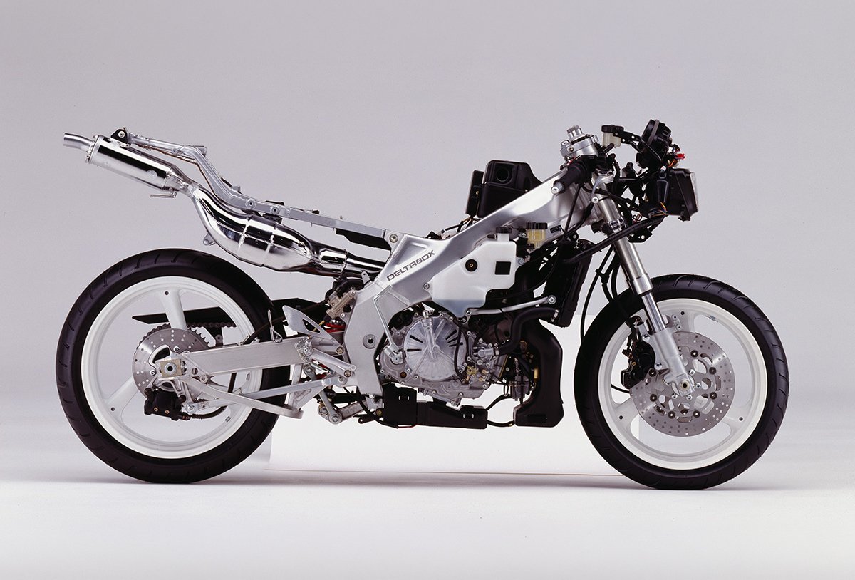 yamaha_bike's tweet photo. 大胆な後方排気レイアウトを採用し
唯一無二の存在となったTZR250（3MA）
￣￣￣￣￣￣￣￣￣￣￣￣￣￣￣￣
3MAで培われた技術やものづくり思想は、後継の3XV、そして後のYZF-R1へとどのように受け継がれたのか？ 
開発者たちの貴重な証言からその軌跡をたどります。
#さんまの日 https://t.co/1nbTxzJeDF