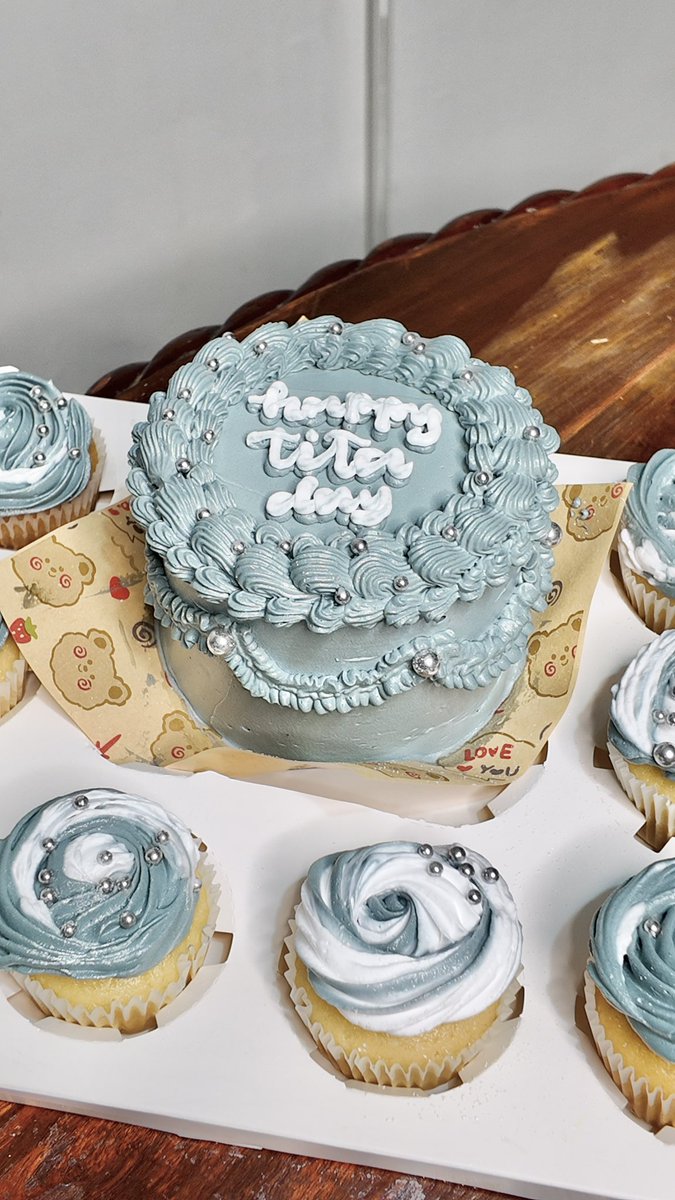 bakedbyjulia's tweet photo. bento cake + cupcakes = the cutest combo 🧁🎂

#bakedbyjulia

#bentocake #cupcakes #customizedcakes #pastries #ordernow #Philippines https://t.co/F0NrzQqhwG