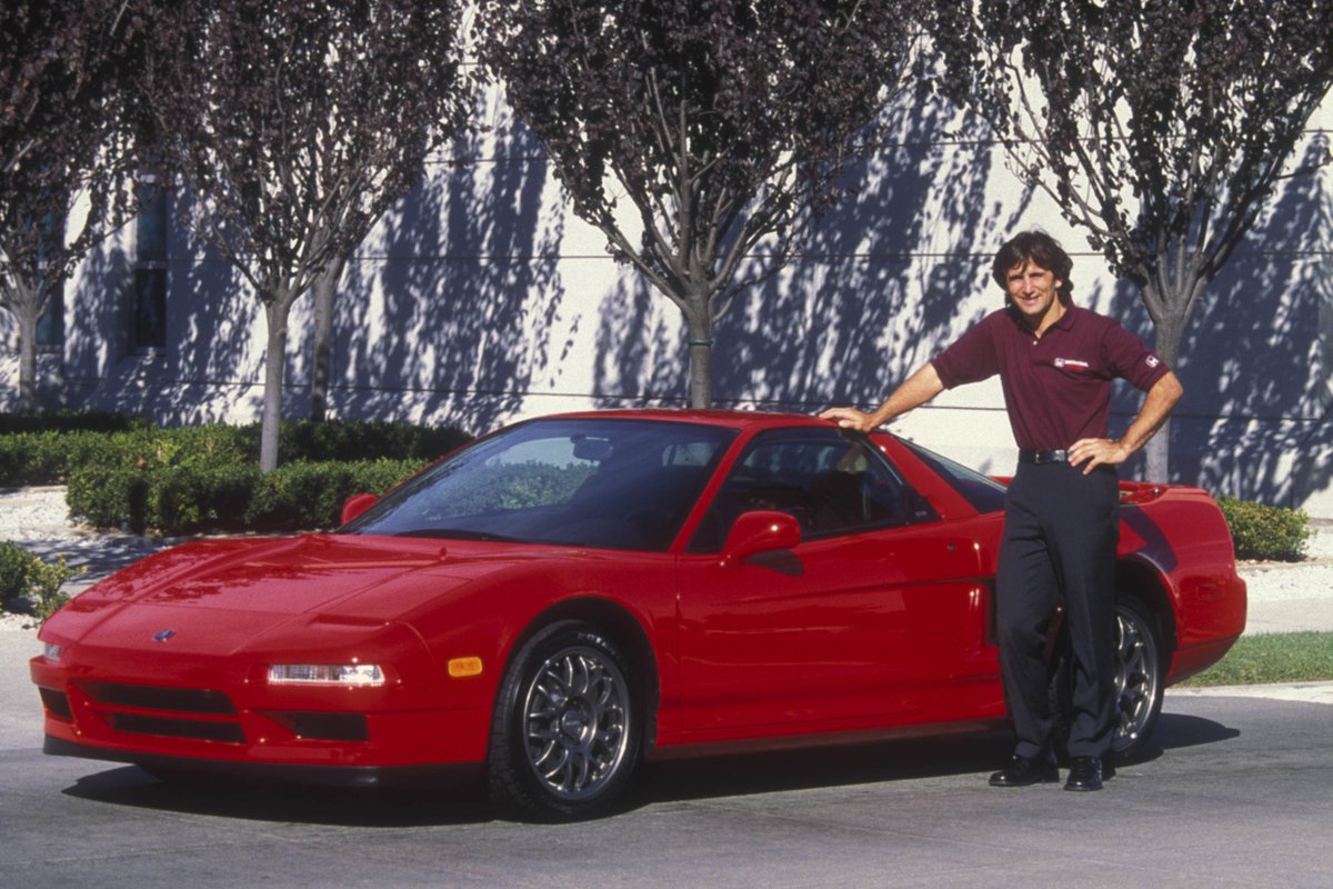 car_kobanashi's tweet photo. アキュラ NSX アレックス・ザナルディ エディション（1999 アメリカ）
1999年に北米限定で投入された「アキュラ NSX アレックス・ザナルディ エディション」は、ホンダ製エンジンでCARTシリーズを連覇した名手アレックス・ザナルディ氏の栄誉を称えた特別仕様車である。公式に限定50台の販売がアナウンスされ、1号車は本人へ寄贈、2〜50号車が一般へ市販された。車体色はザナルディ氏の搭乗マシンを反映した新色「ニューフォーミュラレッド」単色で展開された。

北米市場の主力であったタルガトップ（NSX-T）に対し、高剛性な固定ルーフクーペの骨格を採用。電動パワーステアリングの省略、BBS製軽量鍛造アルミホイール、単板リアパーティションガラス、軽量リアスポイラー、軽量バッテリーの搭載等により、NSX-T比で約149ポンド（約67.5kg）もの軽量化を達成した。

ミドシップに積まれた3.2リッターV型6気筒DOHC VTEC「C32B型」は、290hpの馬力と304Nmのトルクを発生し、クロスレシオの6速マニュアルと組み合わされた。シャシーは日本仕様「Type S」譲りの専用スプリングやダンパーに加え、「Type S-Zero」に倣ったノンアシストのステアリングギアボックスを導入し、極めてリニアな操舵感と鋭い旋回追従性を確保した。

内装はレッドステッチ入りのスエード調素材とブラックレザーで仕立てられ、チタン製シフトノブやシリアルプレートが装着された。日本のピュアスポーツグレードの要素を巧みに融合させ、北米向け初代NSXの中で最もスパルタンな走りを具現化した限定車として、北米スポーツカー史に確固たる地位を築いている。#車小噺