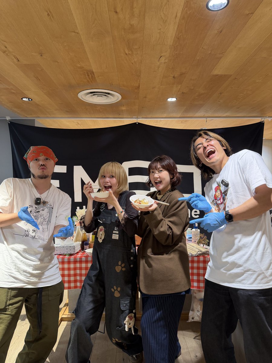 KroiOfficial's tweet photo. #FM802 に来局していた

ハク。 @haku_circle 
水平線 @suisuisuiheisen 

のお二組にも食べて頂きました！🐙🌀 

#Kroi_SPIN https://t.co/W9ZOSGBqwr