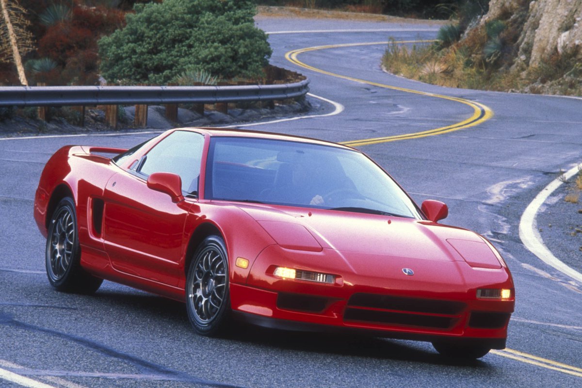 car_kobanashi's tweet photo. アキュラ NSX アレックス・ザナルディ エディション（1999 アメリカ）
1999年に北米限定で投入された「アキュラ NSX アレックス・ザナルディ エディション」は、ホンダ製エンジンでCARTシリーズを連覇した名手アレックス・ザナルディ氏の栄誉を称えた特別仕様車である。公式に限定50台の販売がアナウンスされ、1号車は本人へ寄贈、2〜50号車が一般へ市販された。車体色はザナルディ氏の搭乗マシンを反映した新色「ニューフォーミュラレッド」単色で展開された。

北米市場の主力であったタルガトップ（NSX-T）に対し、高剛性な固定ルーフクーペの骨格を採用。電動パワーステアリングの省略、BBS製軽量鍛造アルミホイール、単板リアパーティションガラス、軽量リアスポイラー、軽量バッテリーの搭載等により、NSX-T比で約149ポンド（約67.5kg）もの軽量化を達成した。

ミドシップに積まれた3.2リッターV型6気筒DOHC VTEC「C32B型」は、290hpの馬力と304Nmのトルクを発生し、クロスレシオの6速マニュアルと組み合わされた。シャシーは日本仕様「Type S」譲りの専用スプリングやダンパーに加え、「Type S-Zero」に倣ったノンアシストのステアリングギアボックスを導入し、極めてリニアな操舵感と鋭い旋回追従性を確保した。

内装はレッドステッチ入りのスエード調素材とブラックレザーで仕立てられ、チタン製シフトノブやシリアルプレートが装着された。日本のピュアスポーツグレードの要素を巧みに融合させ、北米向け初代NSXの中で最もスパルタンな走りを具現化した限定車として、北米スポーツカー史に確固たる地位を築いている。#車小噺