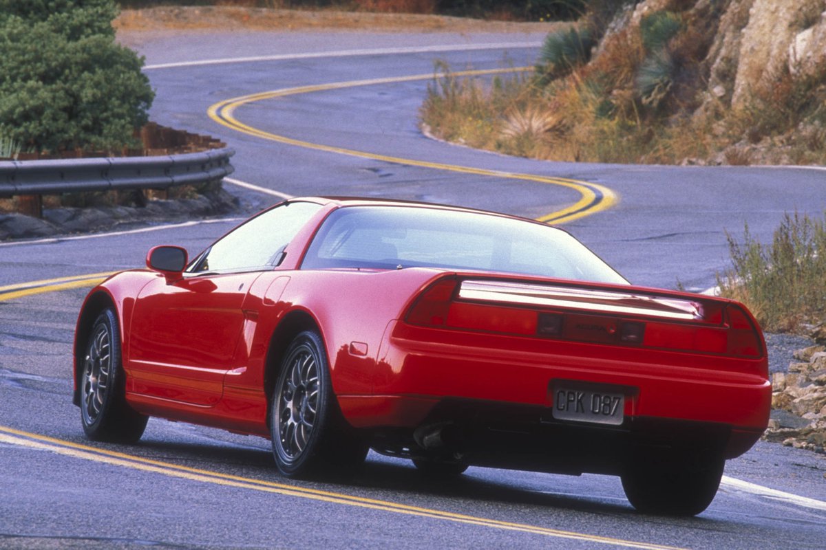 car_kobanashi's tweet photo. アキュラ NSX アレックス・ザナルディ エディション（1999 アメリカ）
1999年に北米限定で投入された「アキュラ NSX アレックス・ザナルディ エディション」は、ホンダ製エンジンでCARTシリーズを連覇した名手アレックス・ザナルディ氏の栄誉を称えた特別仕様車である。公式に限定50台の販売がアナウンスされ、1号車は本人へ寄贈、2〜50号車が一般へ市販された。車体色はザナルディ氏の搭乗マシンを反映した新色「ニューフォーミュラレッド」単色で展開された。

北米市場の主力であったタルガトップ（NSX-T）に対し、高剛性な固定ルーフクーペの骨格を採用。電動パワーステアリングの省略、BBS製軽量鍛造アルミホイール、単板リアパーティションガラス、軽量リアスポイラー、軽量バッテリーの搭載等により、NSX-T比で約149ポンド（約67.5kg）もの軽量化を達成した。

ミドシップに積まれた3.2リッターV型6気筒DOHC VTEC「C32B型」は、290hpの馬力と304Nmのトルクを発生し、クロスレシオの6速マニュアルと組み合わされた。シャシーは日本仕様「Type S」譲りの専用スプリングやダンパーに加え、「Type S-Zero」に倣ったノンアシストのステアリングギアボックスを導入し、極めてリニアな操舵感と鋭い旋回追従性を確保した。

内装はレッドステッチ入りのスエード調素材とブラックレザーで仕立てられ、チタン製シフトノブやシリアルプレートが装着された。日本のピュアスポーツグレードの要素を巧みに融合させ、北米向け初代NSXの中で最もスパルタンな走りを具現化した限定車として、北米スポーツカー史に確固たる地位を築いている。#車小噺