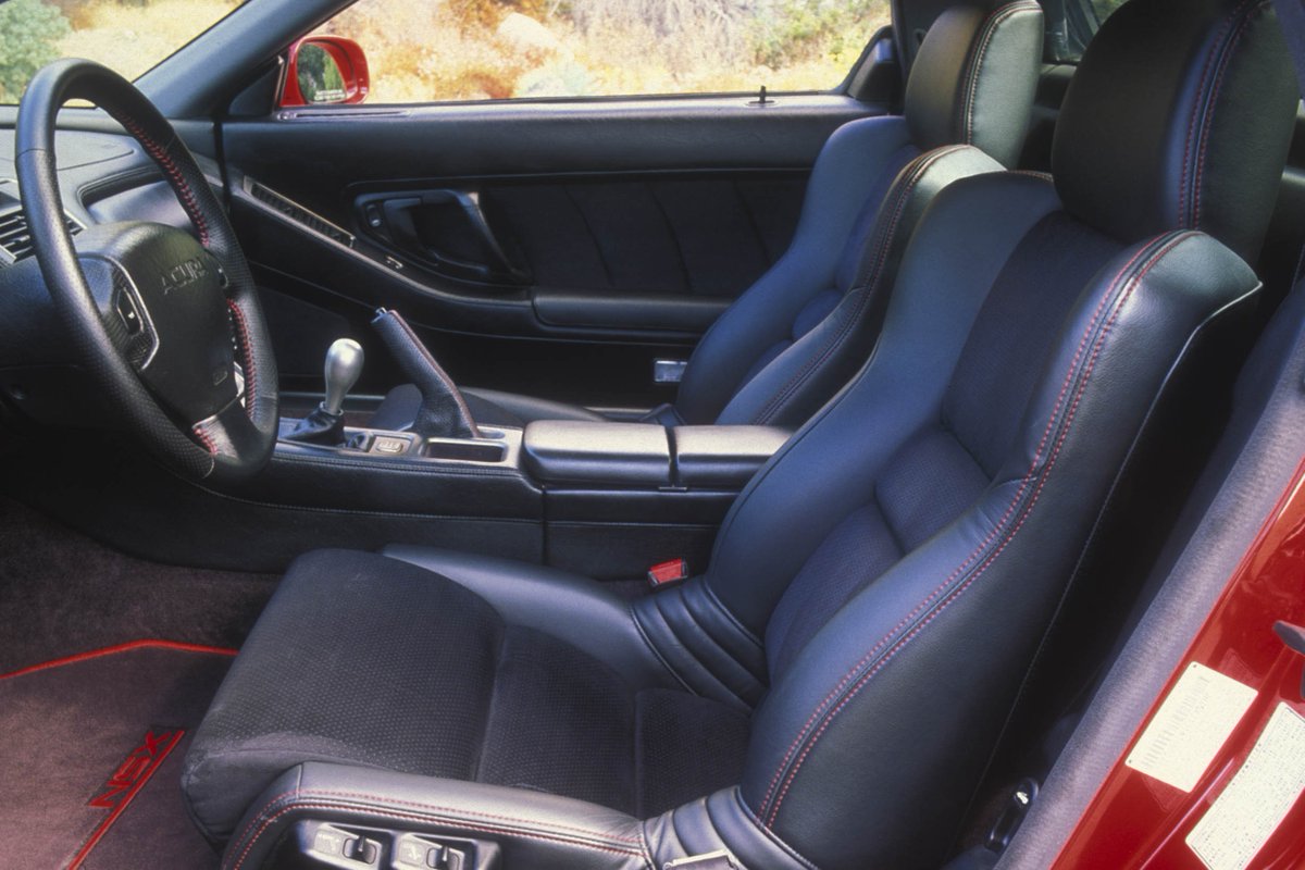 car_kobanashi's tweet photo. アキュラ NSX アレックス・ザナルディ エディション（1999 アメリカ）
1999年に北米限定で投入された「アキュラ NSX アレックス・ザナルディ エディション」は、ホンダ製エンジンでCARTシリーズを連覇した名手アレックス・ザナルディ氏の栄誉を称えた特別仕様車である。公式に限定50台の販売がアナウンスされ、1号車は本人へ寄贈、2〜50号車が一般へ市販された。車体色はザナルディ氏の搭乗マシンを反映した新色「ニューフォーミュラレッド」単色で展開された。

北米市場の主力であったタルガトップ（NSX-T）に対し、高剛性な固定ルーフクーペの骨格を採用。電動パワーステアリングの省略、BBS製軽量鍛造アルミホイール、単板リアパーティションガラス、軽量リアスポイラー、軽量バッテリーの搭載等により、NSX-T比で約149ポンド（約67.5kg）もの軽量化を達成した。

ミドシップに積まれた3.2リッターV型6気筒DOHC VTEC「C32B型」は、290hpの馬力と304Nmのトルクを発生し、クロスレシオの6速マニュアルと組み合わされた。シャシーは日本仕様「Type S」譲りの専用スプリングやダンパーに加え、「Type S-Zero」に倣ったノンアシストのステアリングギアボックスを導入し、極めてリニアな操舵感と鋭い旋回追従性を確保した。

内装はレッドステッチ入りのスエード調素材とブラックレザーで仕立てられ、チタン製シフトノブやシリアルプレートが装着された。日本のピュアスポーツグレードの要素を巧みに融合させ、北米向け初代NSXの中で最もスパルタンな走りを具現化した限定車として、北米スポーツカー史に確固たる地位を築いている。#車小噺