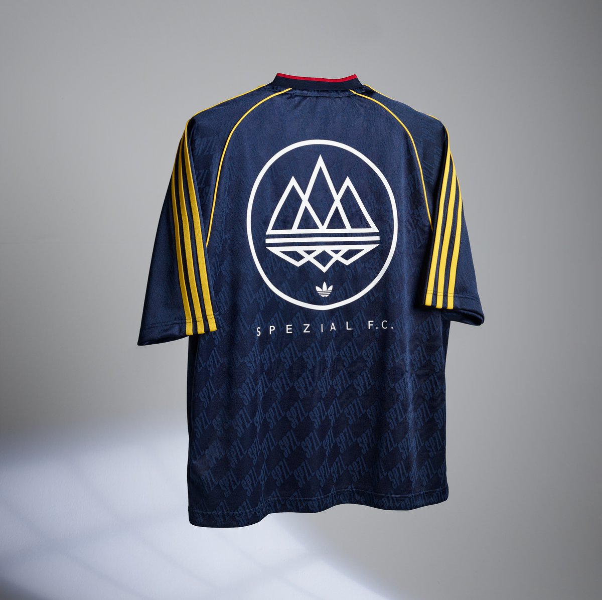 Arsenal's tweet photo. Culturally credible. 

Our SPZL collection is available online at Arsenal Direct and in-store 🛒 

🤝 @adidasfootball