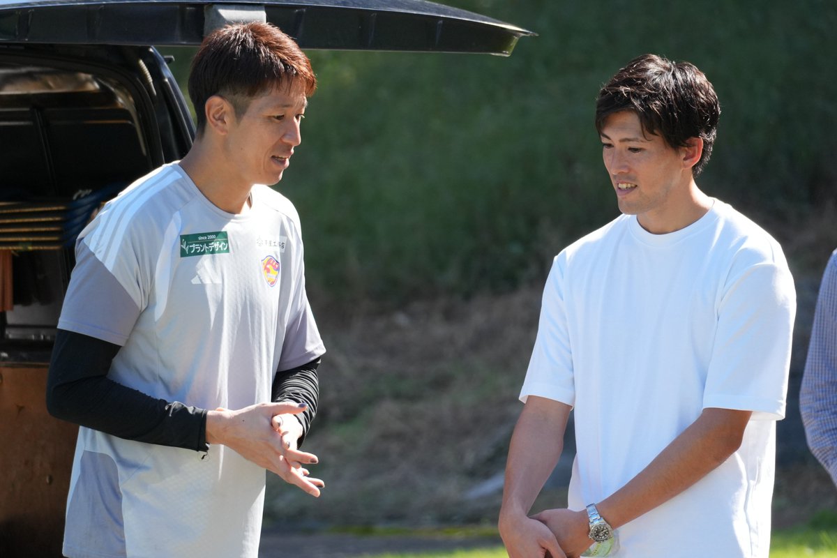 vega_official_'s tweet photo. Today's training photos EX📸
先日、現役引退を発表された杉本大地さんがごあいさつに☺️✨
🦅NEXT MATCH
⚔️明治安田J2リーグ 第9節
🆚ジュビロ磐田
🗓10/4 SUN 15:00
🏟️ユアテックスタジアム仙台
📱特設ページ
🔗https://t.co/iwsI7sNoFN

#VEGALTA #BREAKTHROUGH_未来を切り開け https://t.co/CWGmaWlJAL