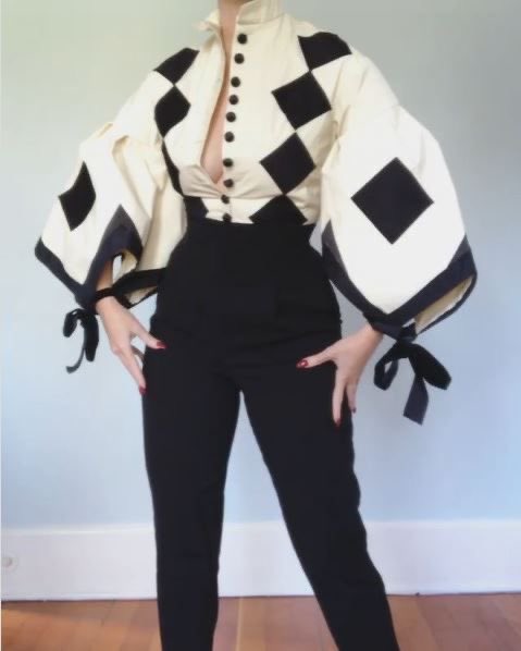 crimsonheirloom's tweet photo. dressed like a card from a very chic deck https://t.co/fErGB0VvT8