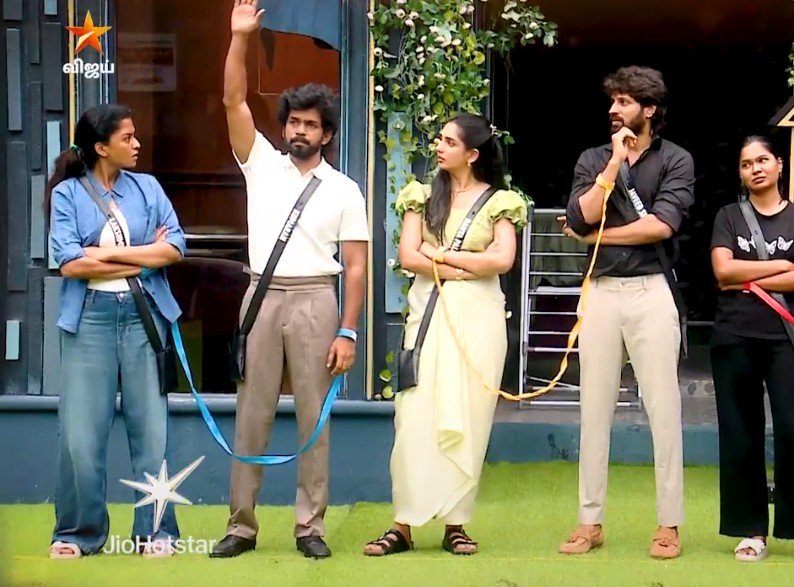 VenkatExe23's tweet photo. Bigg Boss season 10 was all good, until I see this one 🥺😭,

It's his own decision we respect... 🥺

#Kumaran ❤️‍🩹💎
#biggbosstamil10 #bbtamil10 #BiggBossTamil #BiggBossTamil10 #bbtamil #BiggBoss #kumaran https://t.co/TZsDmxKAj1