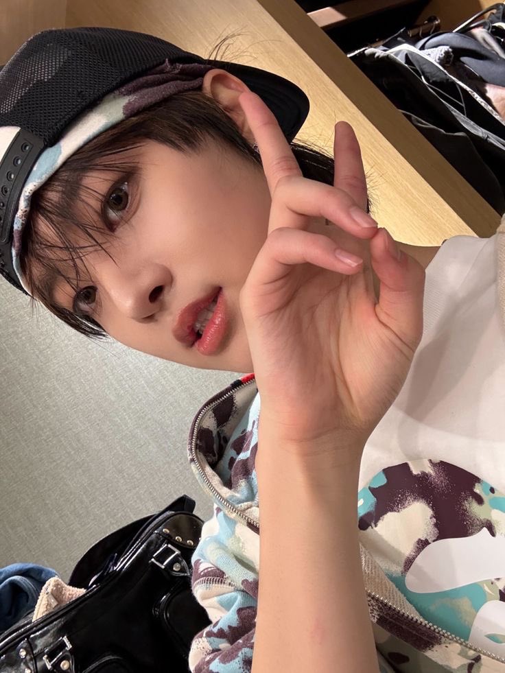 sniper_monk3y's tweet photo. Dzień dobry dzisiaj kapie ze mnie drip i mam #swag i to chyba tyle, tęsknię za leo ale dziś pogramy w minecraft #randka więc nie dzwonić https://t.co/MTC23EIlWm