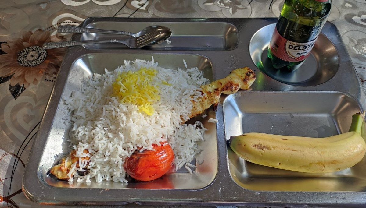 sandys_khor's tweet photo. این غذا اعتراض داره؟
چلوجوجه با دلستر و موز؟
که این دانشجو نماهای پفیوز برای همچین غذایی دانشگاه رو بهم ریختن
اینا دارن از پول بیت المال ارتزاق میکنن و پربار میشن
دُم این موشهای کثیف رو بگیرید و از دانشگاه بندازید بیرون

امنیت ملی بازیچه دست چارتا دانشجو نمای اغتشاشگر نیست... https://t.co/2fsB8Q9h8E