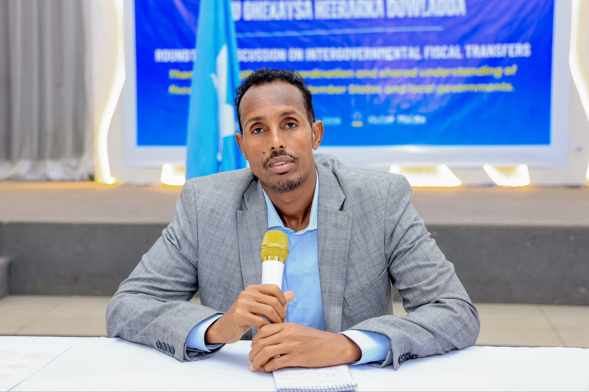 MoIFARSomalia's tweet photo. The Ministry of Interior, Federal Affairs and Reconciliation convened a knowledge sharing session in Mogadishu on fiscal decentralisation across the Federal Government, Federal Member States and local governments, focusing on how responsibilities, resources and coordination can be better aligned to support effective public service delivery.

Opening the session, Director of Local Government Development and Decentralisation Yahye Omar Hersi highlighted the importance of a transparent, equitable and accountable fiscal system, emphasising that decentralised responsibilities must be accompanied by adequate resources. Strengthening this alignment is central to building capable local institutions, improving coordination across levels of government and enabling more reliable services closer to communities.