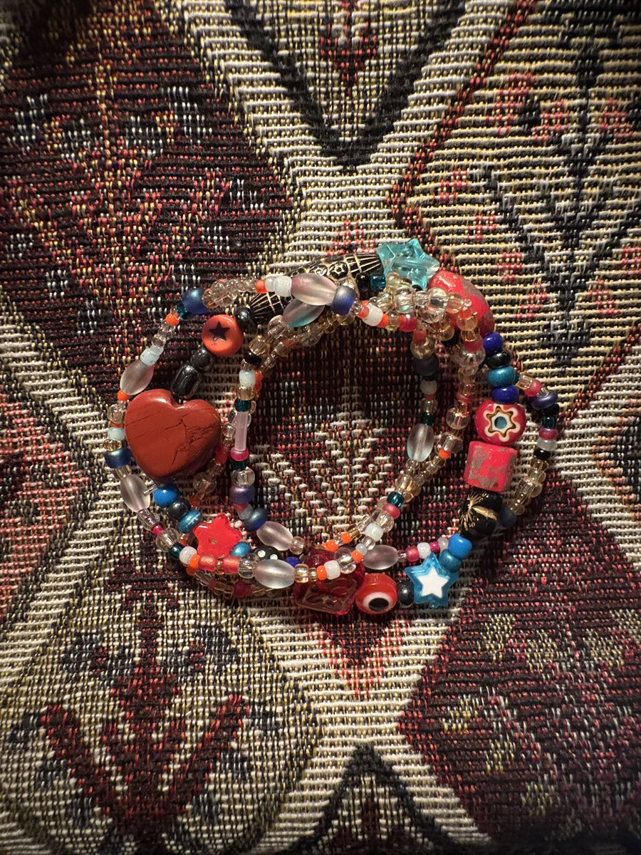 sad_bloom_'s tweet photo. 空き時間でブレスレット作ったりしてる^_^！　#ハンドメイド https://t.co/Okd9v7L9Eb