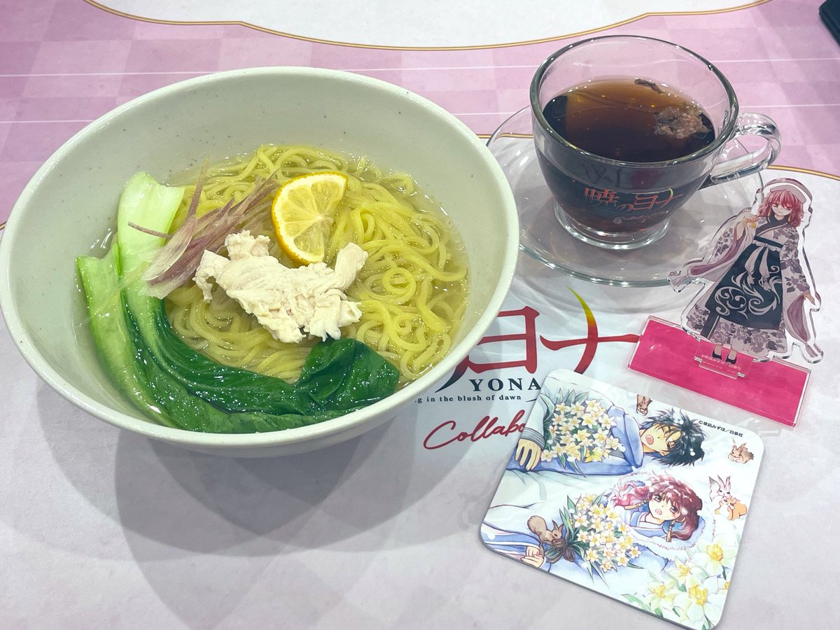 FRYmgn's tweet photo. 暁のヨナコラボカフェ🐿️
美しい新規イラストのパネルにお出迎えしてもらい、コラボカフェ満喫してきた✨
ガチャもあって楽しい！

単行本派なので、まだ最終回は読んでおらず、私の中ではヨナはまだ終わってないけど、後半期間に行く頃には読み終わってるんだな…寂しい🥲 https://t.co/oGxCz17aiG