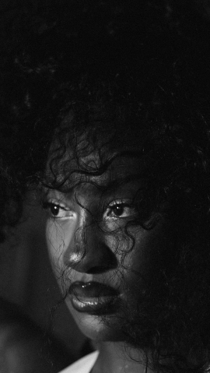 Aresofmusic's tweet photo. She's definitely coming out alive nevertheless without a scratch https://t.co/dUDG2ldw2J