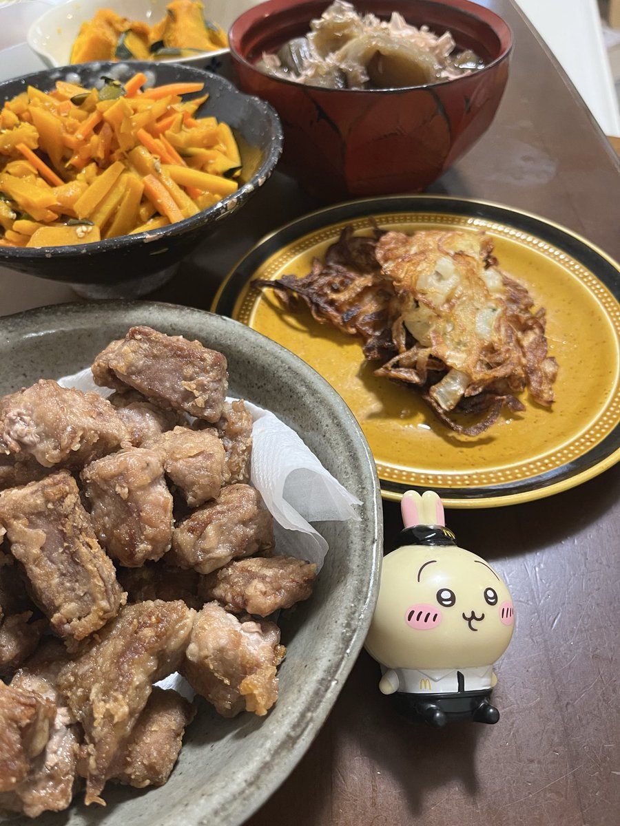codamadesuka's tweet photo. 義理の姉に鮪を大量にいだだいたので、半分竜田揚げに、半分は南蛮漬けに。
ほかにもいろいろ作った。
ハッピーセットのちいかわもらった。 https://t.co/wMzQniZ0YK
