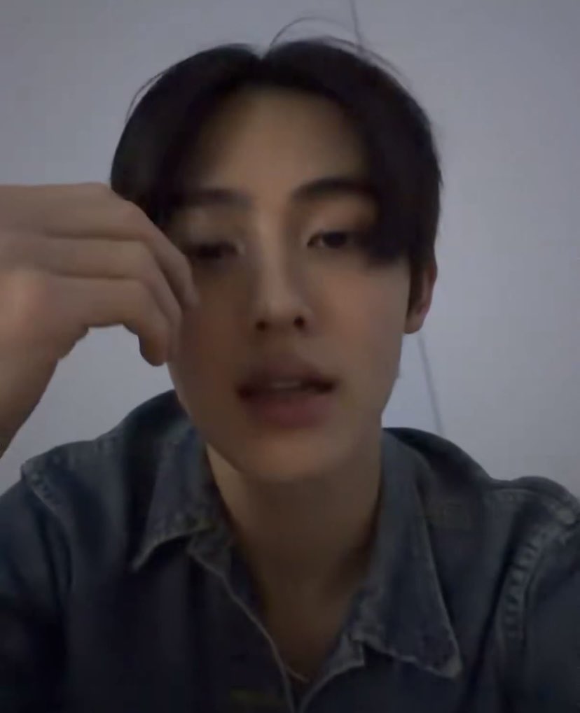 coertis_'s tweet photo. edisi ngobrol dan tmi di live seonghyeon hari ini:

1. cortis lagi persiapan comeback, mereka lagi nyiapin album ke 3
2. ⁠seonghyeon belum sempet nyukur jenggot/kumisnya
3. ⁠cortis belum pernah mam haidilao, mau bikin konten makan itu tapi cortisnya lg ga pengen makan haidilao
4. ⁠seonghyeon hari ini main ps5 sama bang martin, tapi dia udahan dluan karena mau live
5. ⁠setelah bangun tidur seonghyeon ada latihan pt (personal trainer buat latihan fisik) sama keonho dan bang james
6. ⁠dahi dan hidung seonghyeon mirip mama, bibirnya mirip papa
7. ⁠saking miripnya oyon dengan mamanya, waktu masih TK, gurunya pernah nyibakin poni seonghyeon terus bilang “eomma”
8. ⁠orang tua seonghyeon beliin dia gelang🥺 
9. ⁠cortis ngerasa mereka ga begitu buruk soal masak, makanya mereka ngadain konten masak di hari chuseok
10. ⁠ seonghyeon suka banget sama running man, saking sukanya kalau ada jadwal running man dia bakal langsung pulang ke rumah
11. ⁠seonghyeon lagi suka dengerin lagu lagu korea jadul
12. ⁠seonghyeon ngucapin hbd ke bang beomgyu tapi sampe sekarang belum dijawab
13. ⁠seonghyeon gamau bulk up karena dia gamau fit bajunya berubah
14. ⁠ga terima waktu coer bilang “kalau ada 5 eom seonghyeon, bakal susah nih”, terus katanya bukannya malah bagus ya
15. ⁠seonghyeon jarang kontakan sama adiknya
16. ⁠seonghyeon katanya cupingnya tipe yang agak besar, jadi dia gamau tindik karena takut sakit
17. ⁠seonghyeon waktu liburan sempet beli parfume, tp gamau di spill katanya nunggu dah abis baru di spill😭
18. ⁠terus dia pamer sisir, terus coer bilang “mau ngasih rekomendasi sisir?” terus dijawab seonghyeon “engga, ini dapet gratisan dari pesawat”😭😭😭
19. ⁠waktu SD seonghyeon suka sepedaan sama ayah dan teman temannya ke Daejeon Expo buat “BERBURU POKEMON”😭😭😭
20. ⁠waktu hari libur, seonghyeon sengaja sembunyi sembunyi biar ga banyak yang ketemu dia

makasih seonghyeon udah mampir hari ini yaa, jangan lupa istirahat😭💗 seru banget ngobrolnya, sering sering mampir ya #SEONGHYEON #성현