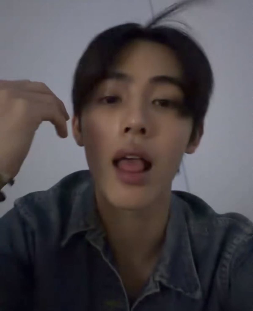 coertis_'s tweet photo. edisi ngobrol dan tmi di live seonghyeon hari ini:

1. cortis lagi persiapan comeback, mereka lagi nyiapin album ke 3
2. ⁠seonghyeon belum sempet nyukur jenggot/kumisnya
3. ⁠cortis belum pernah mam haidilao, mau bikin konten makan itu tapi cortisnya lg ga pengen makan haidilao
4. ⁠seonghyeon hari ini main ps5 sama bang martin, tapi dia udahan dluan karena mau live
5. ⁠setelah bangun tidur seonghyeon ada latihan pt (personal trainer buat latihan fisik) sama keonho dan bang james
6. ⁠dahi dan hidung seonghyeon mirip mama, bibirnya mirip papa
7. ⁠saking miripnya oyon dengan mamanya, waktu masih TK, gurunya pernah nyibakin poni seonghyeon terus bilang “eomma”
8. ⁠orang tua seonghyeon beliin dia gelang🥺 
9. ⁠cortis ngerasa mereka ga begitu buruk soal masak, makanya mereka ngadain konten masak di hari chuseok
10. ⁠ seonghyeon suka banget sama running man, saking sukanya kalau ada jadwal running man dia bakal langsung pulang ke rumah
11. ⁠seonghyeon lagi suka dengerin lagu lagu korea jadul
12. ⁠seonghyeon ngucapin hbd ke bang beomgyu tapi sampe sekarang belum dijawab
13. ⁠seonghyeon gamau bulk up karena dia gamau fit bajunya berubah
14. ⁠ga terima waktu coer bilang “kalau ada 5 eom seonghyeon, bakal susah nih”, terus katanya bukannya malah bagus ya
15. ⁠seonghyeon jarang kontakan sama adiknya
16. ⁠seonghyeon katanya cupingnya tipe yang agak besar, jadi dia gamau tindik karena takut sakit
17. ⁠seonghyeon waktu liburan sempet beli parfume, tp gamau di spill katanya nunggu dah abis baru di spill😭
18. ⁠terus dia pamer sisir, terus coer bilang “mau ngasih rekomendasi sisir?” terus dijawab seonghyeon “engga, ini dapet gratisan dari pesawat”😭😭😭
19. ⁠waktu SD seonghyeon suka sepedaan sama ayah dan teman temannya ke Daejeon Expo buat “BERBURU POKEMON”😭😭😭
20. ⁠waktu hari libur, seonghyeon sengaja sembunyi sembunyi biar ga banyak yang ketemu dia

makasih seonghyeon udah mampir hari ini yaa, jangan lupa istirahat😭💗 seru banget ngobrolnya, sering sering mampir ya #SEONGHYEON #성현