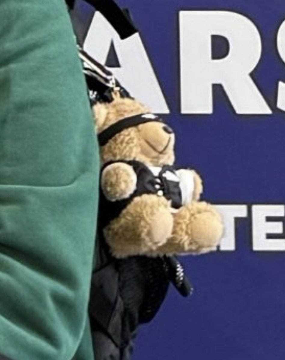 neungswa616's tweet photo. 본인 마라톤 뛰러 가면서 키링도 러닝하는 곰도리 데려간 게 너무 웃기고 귀여움 ㅜ https://t.co/wyfEOK9hsZ
