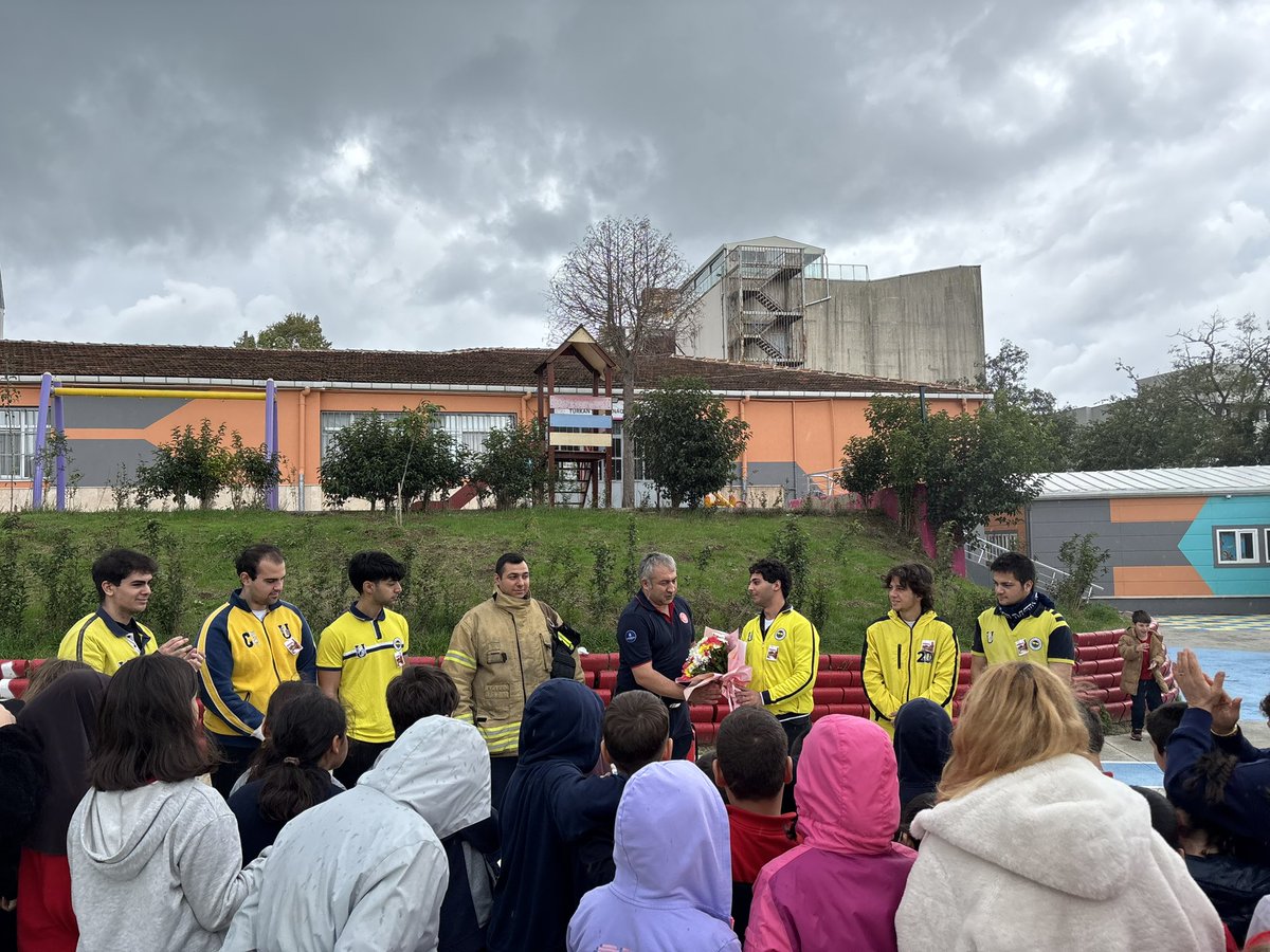 UFBBogazici's tweet photo. 1907 ÜNİFEB Boğaziçi Üniversitesi örgütlenmesi olarak İtfaiyecilik Haftası kapsamında İtfaiye memurları ile yangınlarla ilgili bilgilendirici sunum gerçekleştirdik. Başta Şehit İtfaiye Eri Metin Günay olmak üzere, hayatını kaybeden tüm itfaiyecilerimizi saygıyla anıyoruz. https://t.co/9oMp1wONgk