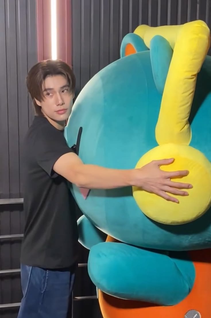 youwithrose's tweet photo. Fav genre of phor phu hugging p'perm 🥺 https://t.co/cB48a1GgNQ
