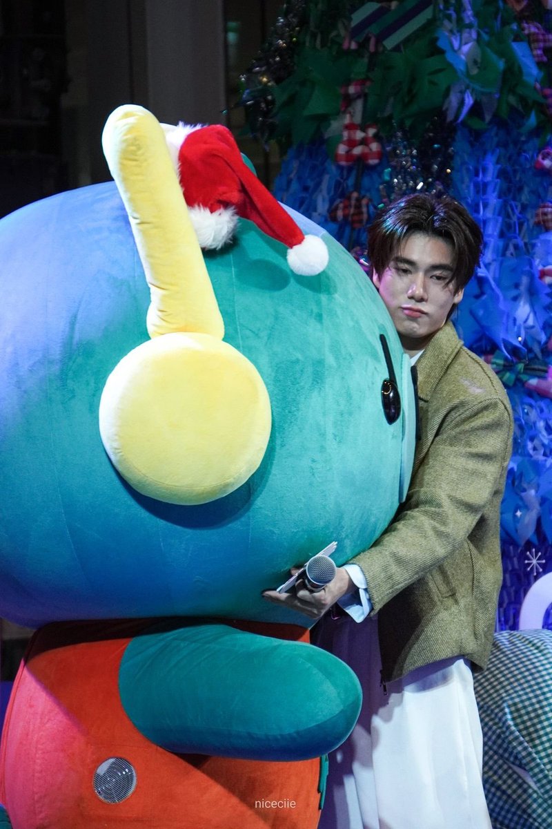 youwithrose's tweet photo. Fav genre of phor phu hugging p'perm 🥺 https://t.co/cB48a1GgNQ