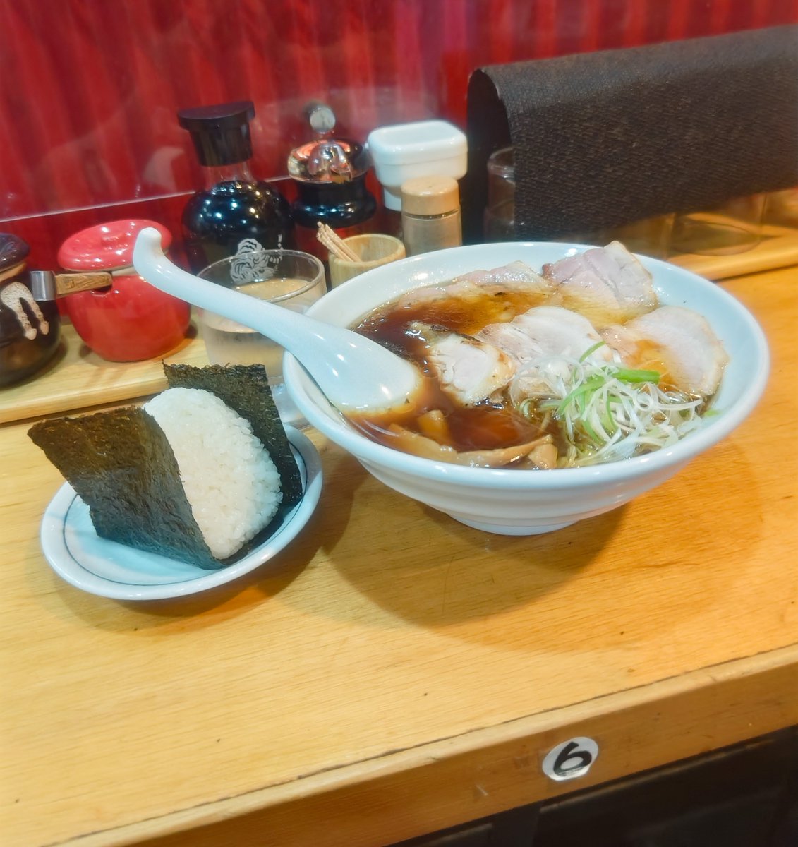 uedakun0919's tweet photo. めん処大津家@下関市生野町
きあげチャーシュー麺＋おにぎり

絶賛体調不良につき極力脂分少なめのラーメン選択（笑）柔らか仕上げ自家製麺、きあげしょうゆの優しいスープ、トッピング類、佐賀一番摘み海苔使用おにぎりなど最高の逸品。身体へ染み染み旨し♪(≧▽≦) https://t.co/qboMl7yXtA