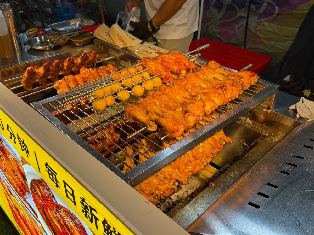 FOjbu6's tweet photo. 想像以上に屋台が綺麗すぎてびっくり！
とりあえず食あたりしないように頑張ります https://t.co/lFoaHeQ1MO