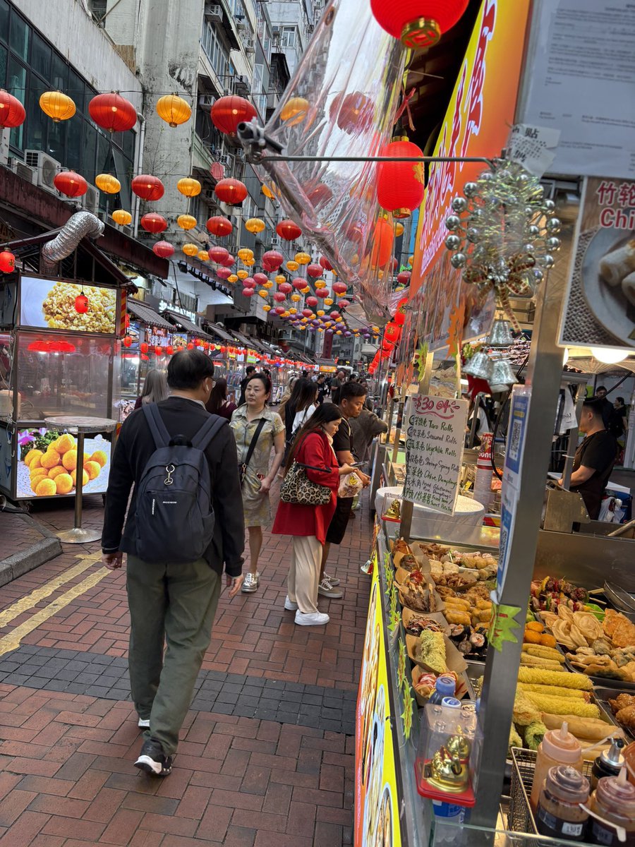 FOjbu6's tweet photo. 想像以上に屋台が綺麗すぎてびっくり！
とりあえず食あたりしないように頑張ります https://t.co/lFoaHeQ1MO