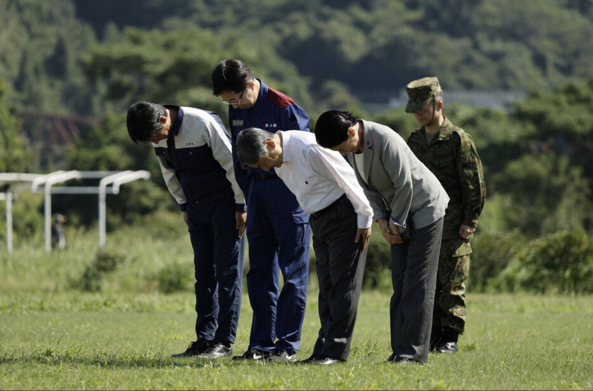 chi2125's tweet photo. この写真を拝見して、言葉がなくても「敬意」や「心」が伝わってくる。
人を敬う姿は美しいんだなと思う。
とても尊い✨ https://t.co/DFzts1vae6