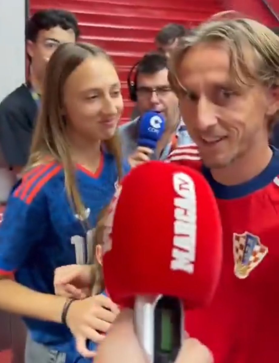 ActuFoot_'s tweet photo. 🎙️ Journaliste : « Attention à ta fille, elle va te prendre ta place de légende (du football). »

Luka Modric 🇭🇷 : « JE L’ESPÈRE. » 🥹

Ema Modric 🇭🇷 a récemment été enregistrée comme joueuse du Real Madrid chez les jeunes féminines. 👧💎

(@marca) https://t.co/bClvle8osE
